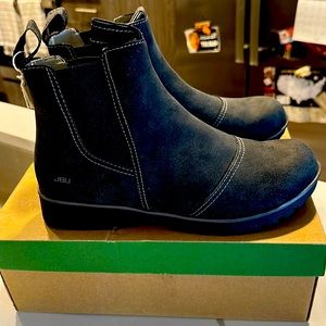 JBU. Jambu suede boots.